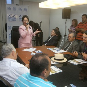 Rosalba Ciarlini reunida com Gilson Queiroz e prefeitos de cidades do RN