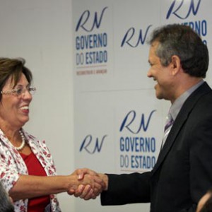 Governadora Rosalba Ciarlini cumprimenta o superintendente regional da Caixa Econômica Federal, Roberto Sérgio Linhares.