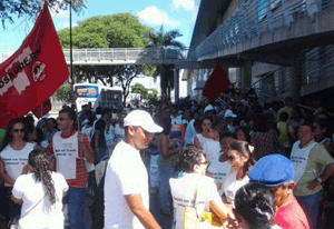 Servidores reunidos na Salgado Filho na manhã desta segunda-feira