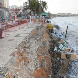Avanço da água destruiu parte do calçadão em Ponta Negra