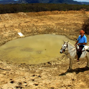 Seu Antônio Soares Braga, olhando o açude da comunidade seco (Santana do Matos) - Foto: Alex Régis