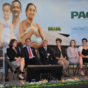 Benes Leocádio, em pronunciamento diante da presidenta, do vice e de ministros, em Brasília