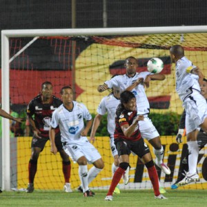 A zaga abecedista que esteve bem até os 30 minutos, sofreu uma pane e permitiu que o Vitória conseguisse três gols em 15 minutos