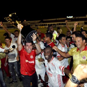 Após o apito final do árbitro, em Mossoró, o presidente do América, Alex Padang, os jogadores e o técnico americano fizeram a festa