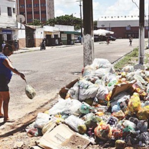 Rocas está entre os bairros que mais sofrem com o acúmulo de lixo