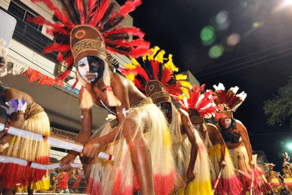 desfile tribo de índios. (Foto: papjerimum.blogspot.com )