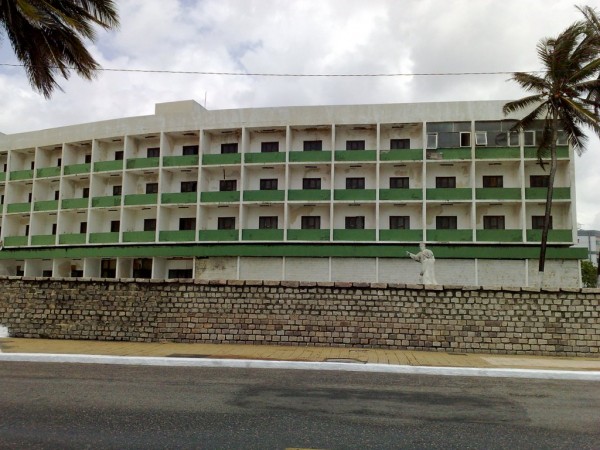 Projeto inicial era demolir Hotel Reis Magos para construção de shopping. Grupo Hotéis Pernambuco/SA calcula investimento de R$ 130 milhões. (Foto: www.panoramio.com)