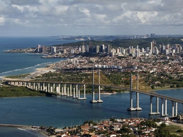 Altura de navio impede passagem por baixo da Ponte Newton Navarro, em Natal (Foto: Canindé Soares)