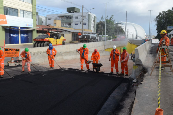 Com a concretagem praticamente pronta, operários iniciaram a aplicação do asfalto no túnel. (Foto; Junior Santos)