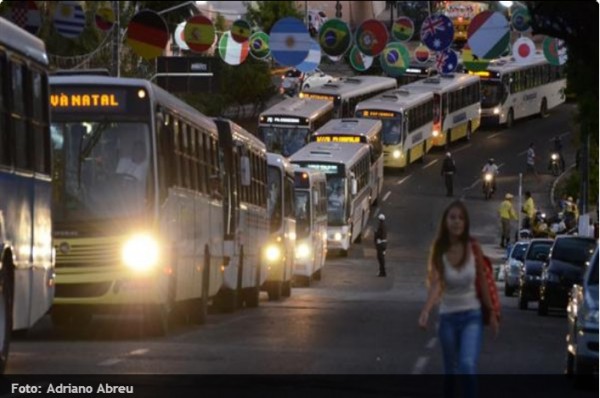 Protesto de motoristas de ônibus parou o trânsito no Alecrim. (Foto: Adriano Abreu)
