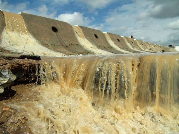 Barragem fica na entrada da cidade de São Tomé, na região Agreste potiguar (Foto: Canindé Soares/G1)