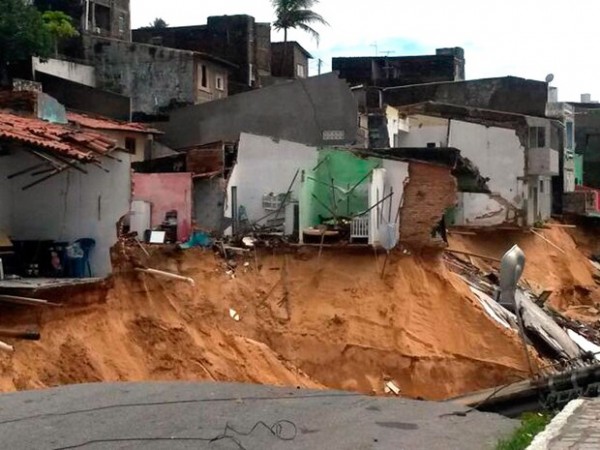 Casas próximas à cretera aberta na rua Guanabara podem desmoronar em Mãe Luíza; Prefeitura de Natal pretende demolir residências ameaçadas (Foto: Camila Torres/Inter TV Cabugi)