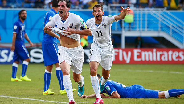Zagueiro Godín fez gol aos 35 do 2º tempo e colocou a seleção  sul-americana no 2º lugar do ‘grupo da morte’. (Foto: blogdomartins.com.br