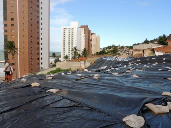 Área atingida por deslizamento foi coberta por lona (Foto: Felipe Gibson/G1)