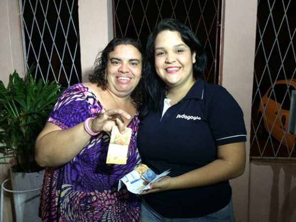 Dona das contas e do dinheiro, Katherine foi buscar o troco na casa de Thaísa (Foto: Felipe Gibson/G1)