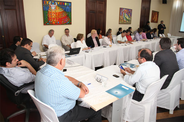Carlos Eduardo apresentou ontem aos vereadores as regras previstas para a licitação do transporte. (Foto: Humberto Sales)