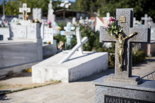 Sepulturas eternizam pessoas e preservam memórias.