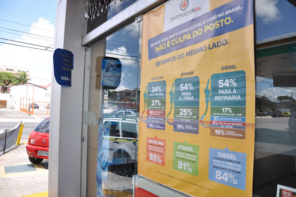Alguns postos já exibiam cartazes, anteriores à lei, com informações sobre a composição dos preços. (Foto: Adriano Abreu)