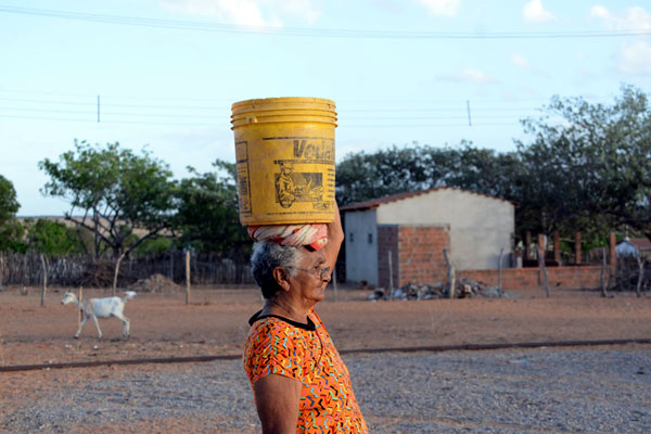 Dificuldades persistem: aos 77 anos, dona Raimunda faz seis viagens por dia em busca d’água (Foto: João Vital)