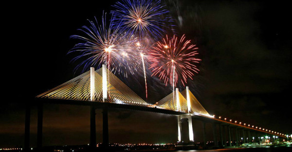 Tradicional queima de fogos na ponte Newton Navarro. (Foto: Canindé Soares)