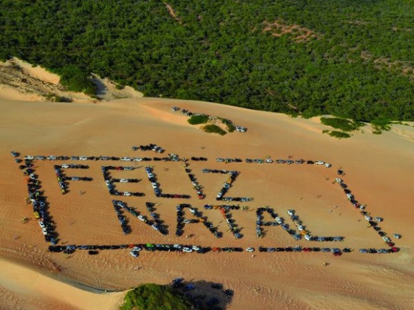 Grupos de jipeiros formaram mensagem natalina nas dunas de Pitangui (Foto: Celso Roberto Suricatu/G1)