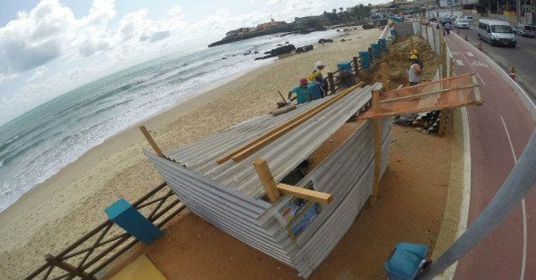 Operários circulam no calçadão da Praia de Ponta Negra nesta quarta-feira (Foto: Cláudio Abdon/Portal No Ar)