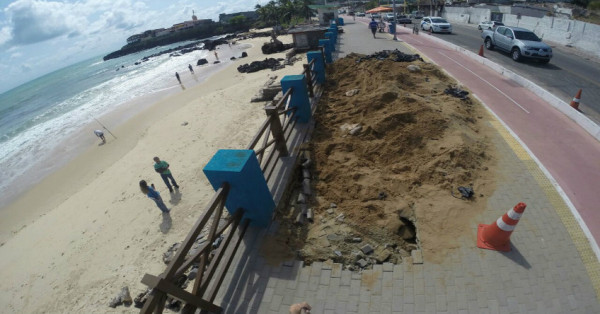 Crateras estão sendo cobertas por areia (Foto: Cláudio Abdon/Portal No Ar)