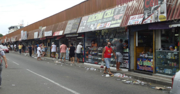 Camelódromos do Alecrim abriga dezenas de pequenos quiosques e lojas de comércio popular. (Foto: Daniel Melo)