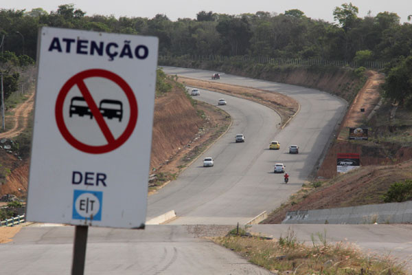 Não existe sinalização vertical e horizontal na via. (Foto: Alex Régis)
