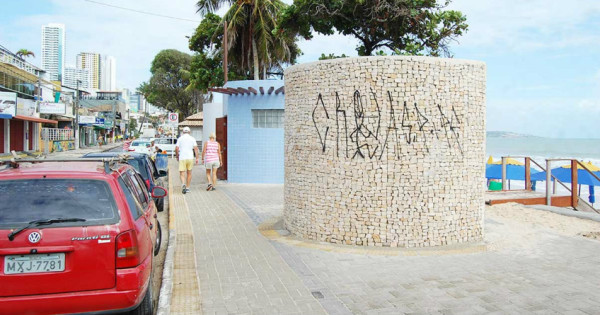 Banheiro público recém inaugurado é alvo de pichação em Ponta Negra. (Foto: O Jornal  de Hoje)