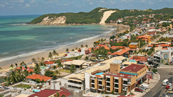 Vista aérea da Praia de Ponta Negra com o Venezia Flat em primeiro plano e o Morro do Careca ao fundo, na cidade de Natal, capital do Rio Grande do Norte. (Foto: Camila Veras Motta)
