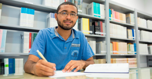 Com 22 anos, Jocelânio Wesley de Oliveira cursa doutorado em Estatística e quer ser professor universitário. (Foto: Anastácia Vaz)