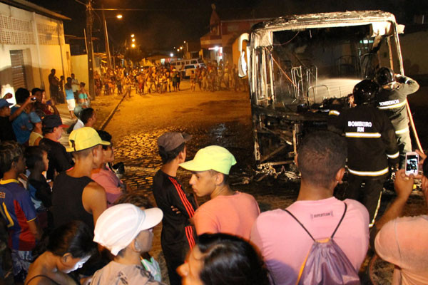 Ônibus da empresa Oceano no bairro Golandim, São Gonçalo do Amarante (perda total). (Foto: Alex Régis)