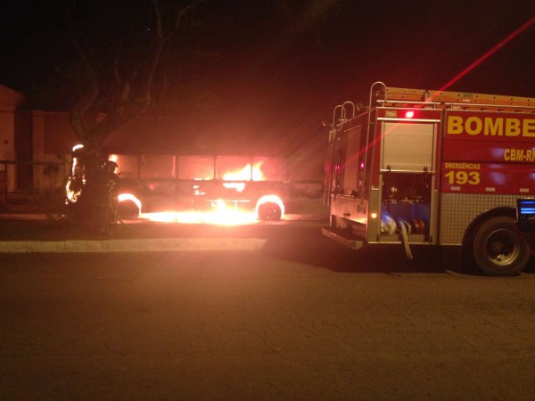Ônibus da empresa Santa Maria foi incendiado na avendida Hermes da Fonseca por grupo de criminosos, ninguém se feriu. (Foto: Everton Dantas)