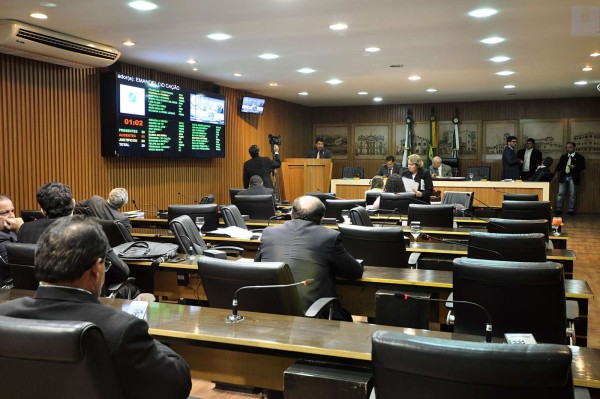 Maior parte da sessão de ontem foi dedicada a avaliar projeto de Amanda Gurgel que poderia inviabilizar a votação da lei que prevê a licitação dos transportes. (Foto: Eduardo Maia)