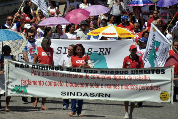 Servidores do municipio de Natal em greve saíram às ruas, na manhã de ontem (09) em protesto para o cumprimento da data-base. (Foto: Magnus Nascimento)