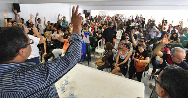 Categoria decide manter a greve durante assembleia realizada após a tentativa de negociação com a administração do Tribunal de Justiça. (Foto: Eduardo Maia)