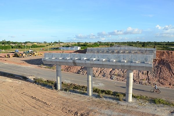 No entorno do viaduto em obras, a terraplanagem foi concluída e a pista está demarcada. Próximo passo será a distribuição do asfalto. (Foto: Junior Santos)