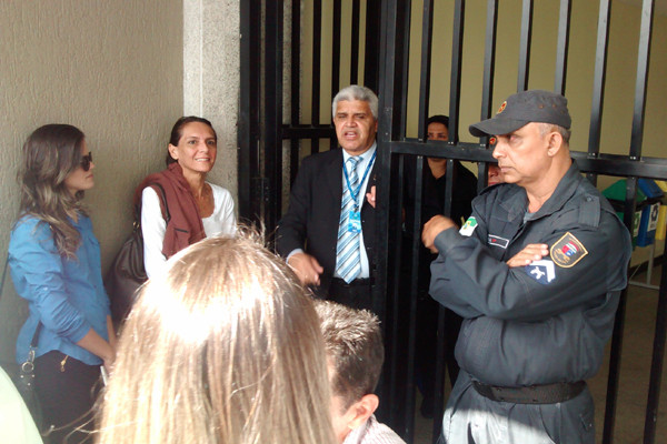 Com apoio da Polícia Militar, MP cumpre mandados de busca e apreensão na Assembleia Legislativa do RN; servidores foram barrados na entrada do prédio. (Foto: Tribuna do Norte)