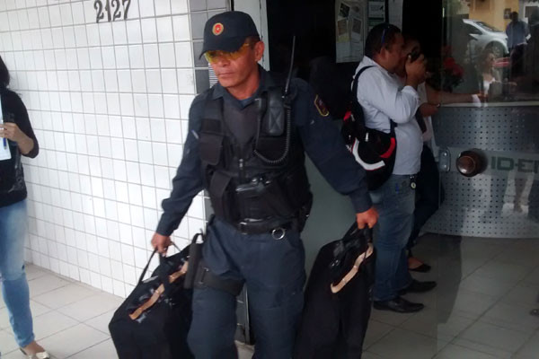 Documentos foram recolhidos para investigação. (Foto: Ricardo Araújo)